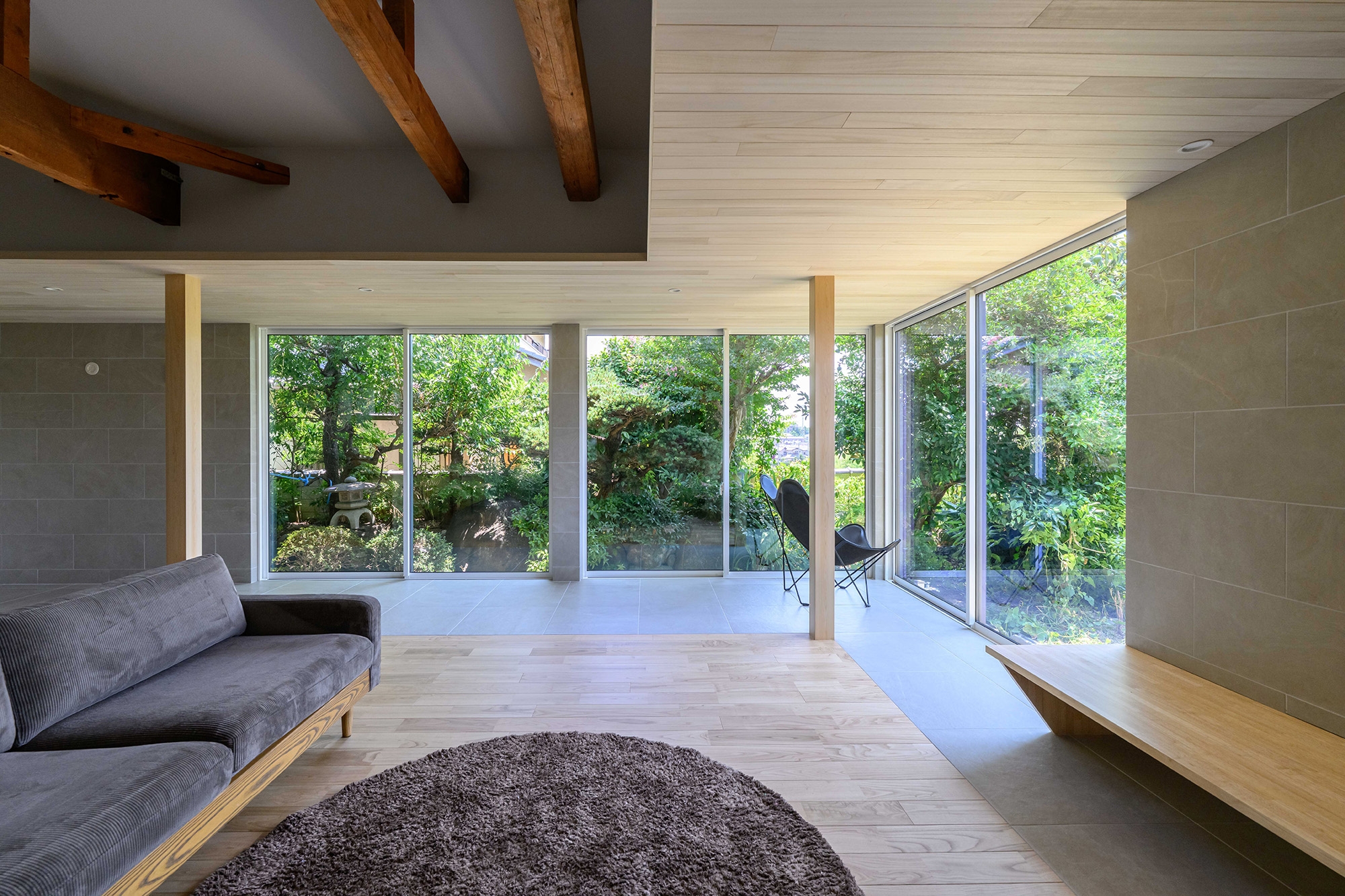 大開口窓から飛び込む緑の庭が美しいリビング